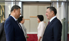 Sur cette photo diffusée par le bureau de presse présidentiel kirghize le 30 août 2026, le président du Kirghizistan, Sadyr Japarov (d.), accueille le président chinois Xi Jinping à son arrivée à Bichkek ( KYRGYZ PRESIDENTIAL PRESS OFFICE / Handout )