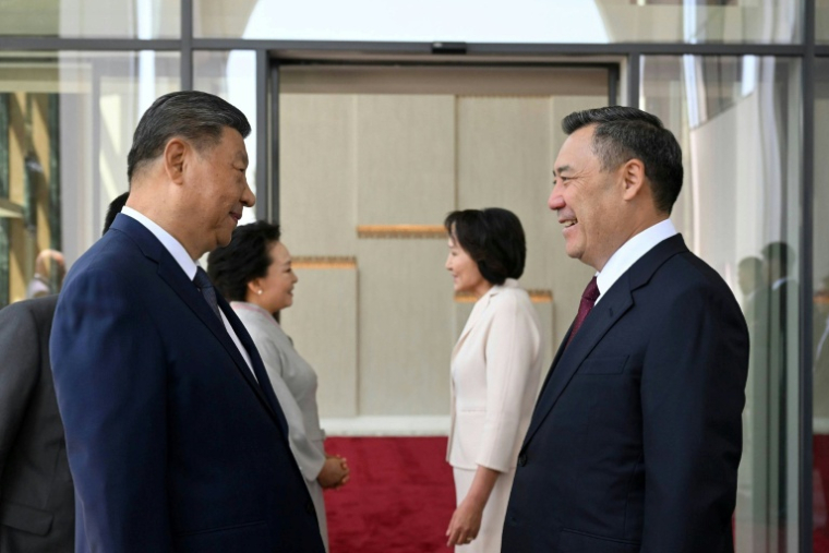 Sur cette photo diffusée par le bureau de presse présidentiel kirghize le 30 août 2026, le président du Kirghizistan, Sadyr Japarov (d.), accueille le président chinois Xi Jinping à son arrivée à Bichkek ( KYRGYZ PRESIDENTIAL PRESS OFFICE / Handout )