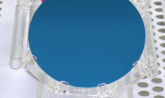 Plaque d'isolant pour la fabrication de semi-conducteurs. (© Soitec)