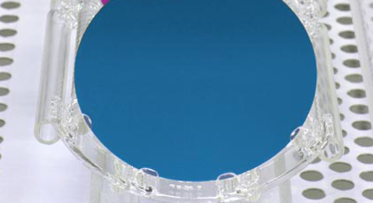 Plaque d'isolant pour la fabrication de semi-conducteurs. (© Soitec)