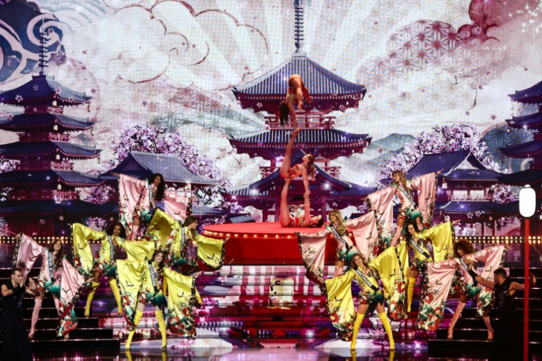 Des participantes à l'élection Miss France 2026 sur défilent sur scène, le 6 décembre 2025, à Amiens ( AFP / Sameer AL-DOUMY )