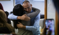 Le dissident cubain José Daniel Ferrer accueilli par des proches avant une conférence de presse à Miami, le 13 octobre 2025 en Floride ( AFP / Marco BELLO )