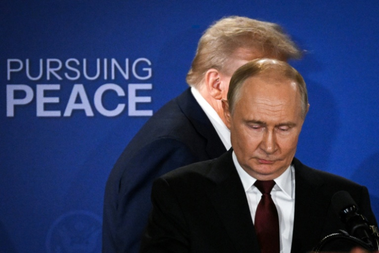 Donald Trump et Vladimir Poutine, lors de leur sommet à Anchorage, en Alaska, le 15 août 2025  ( AFP / Drew ANGERER )
