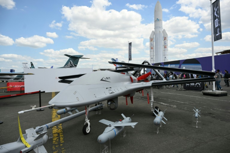 Drone de la coentreprise LBA Systems des groupes italien Leonardo et turc Baykar, au salon du Bourget, près de Paris, le 17 juin 2025 ( AFP / Bertrand GUAY )