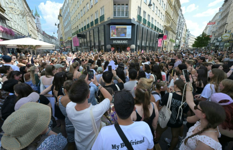 Des fans de la chanteuse américaine Taylor Swift rassemblés à Vienne,  après l'annulation des, trois concerts de la superstar, le 8 août 2024 en Autriche ( APA / ROLAND SCHLAGER )