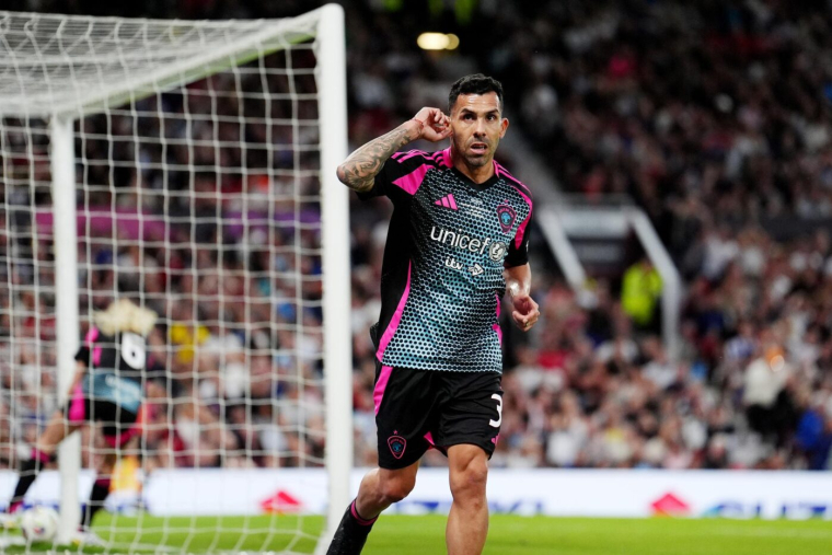 Carlos Tévez hué à Old Trafford lors d’un match de charité après avoir inscrit un quadruplé