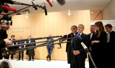 L'ancien président Nicolas Sarkozy (4e. à g.) devant la presse à la sortie de la salle d'audience au tribunal de Paris, le 25 septembre 2025 ( AFP / Alain JOCARD )