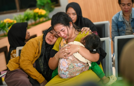Des proches attendent des nouvelles de l'opération de recherche après le naufrage d'un ferry au large de l'île indonésienne de Bali, qui a fait plusieurs dizaines de disparus, à Banyuwangi, dans l'est de Java, le 3 juillet 2025 ( AFP / STR )