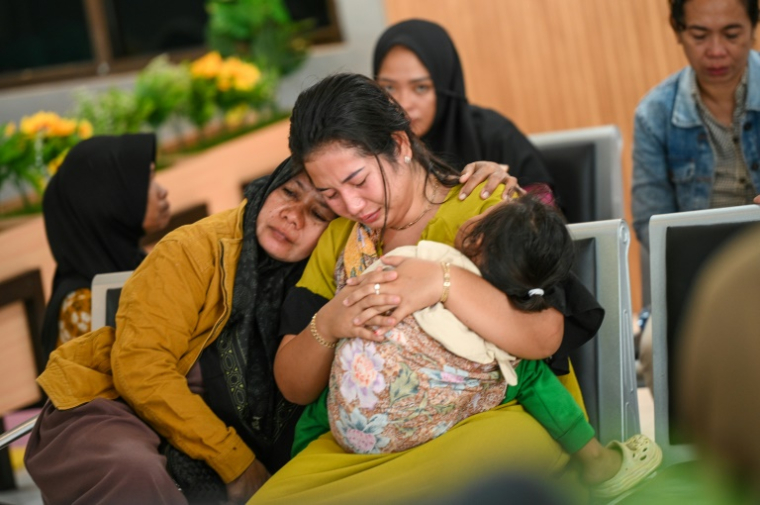 Des proches attendent des nouvelles de l'opération de recherche après le naufrage d'un ferry au large de l'île indonésienne de Bali, qui a fait plusieurs dizaines de disparus, à Banyuwangi, dans l'est de Java, le 3 juillet 2025 ( AFP / STR )