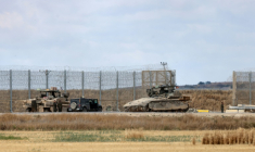 Des véhicules blindés de l'armée israélienne positionnés près de la frontière avec la bande de Gaza, le 4 mai 2025 ( AFP / Menahem KAHANA )