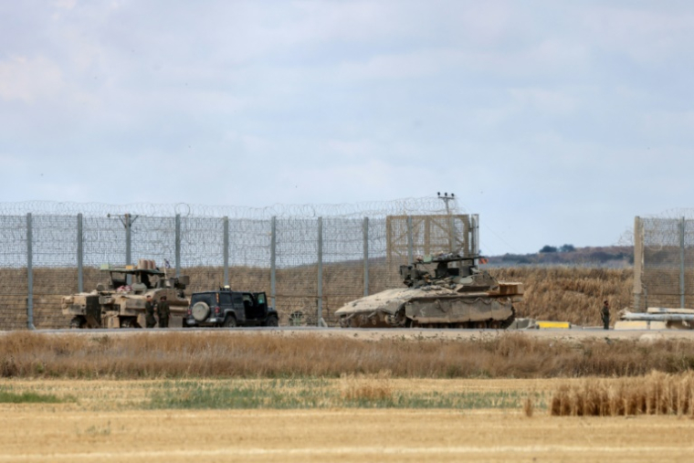 Des véhicules blindés de l'armée israélienne positionnés près de la frontière avec la bande de Gaza, le 4 mai 2025 ( AFP / Menahem KAHANA )