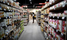 Un client regarde les produits à l'intérieur d'un magasin d'alimentation Naturalia exploité par le groupe Casino
