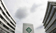 Le logo du groupe Schaeffler, et d'INA, une marque de l'entreprise, à l'extérieur du siège à Herzogenaurach