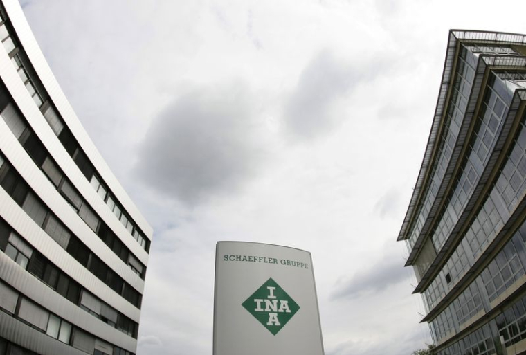Le logo du groupe Schaeffler, et d'INA, une marque de l'entreprise, à l'extérieur du siège à Herzogenaurach