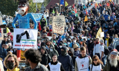 Un millier d'opposants défilent contre le canal Seine-Nord Europe à Thourotte, dans l'Oise, le 11 octobre 2025 ( AFP / Francois LO PRESTI )