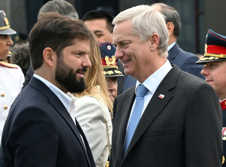 Le président chilien sortant Gabriel Boric (g) et le président élu José Antonio Kast lors d’une cérémonie de passation de commandement de l’armée chilienne à Santiago, le 9 mars 2026 ( AFP / RODRIGO ARANGUA )