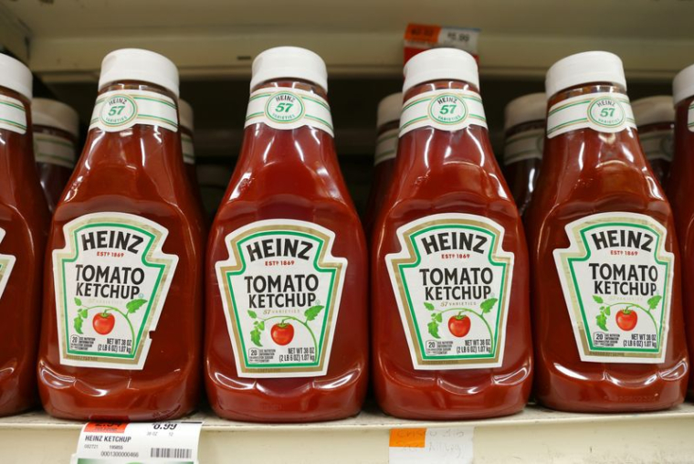 Des bouteilles de Ketchup Heinz dans un magasin de Manhattan