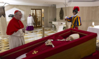 Photo prise le 21 avril 2025 et diffusée le 22 avril 2025 par Vatican Media montrant le pape François dans son cercueil ouvert à la chapelle Sainte-Marthe, au Vatican ( VATICAN MEDIA / Handout )