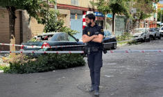 Un policier dans une rue fermée à la circculation, près de véhicules endommagés par un séisme de 4,8 à Grenade, le 18 août 2026 en Espagne ( AFP / STRINGER )