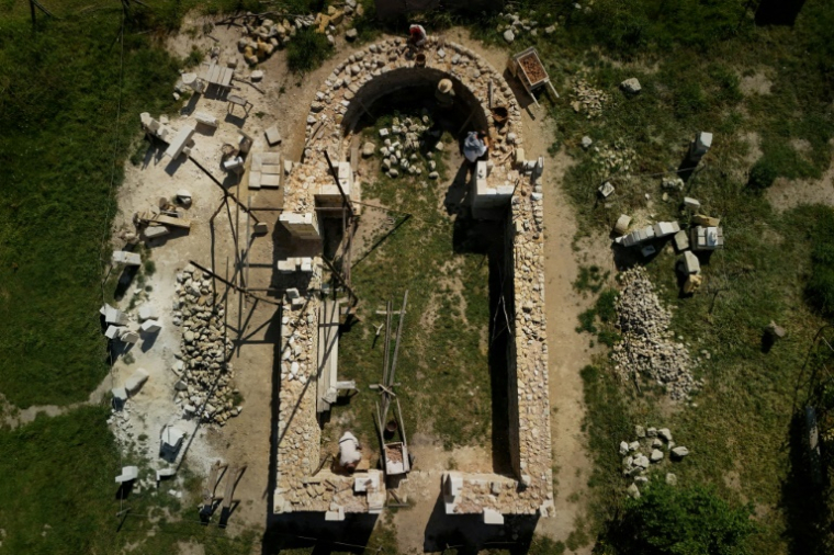 La construction d'une cathédrale gothique à La Lande-de-Fronsac, en Gironde, le 16 mai 2025 ( AFP / Philippe LOPEZ )