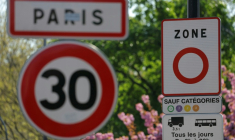 Un panneau signalant une Zone à faible émission (ZFE) à Paris le 5 avril 2026 ( AFP / Thomas SAMSON )
