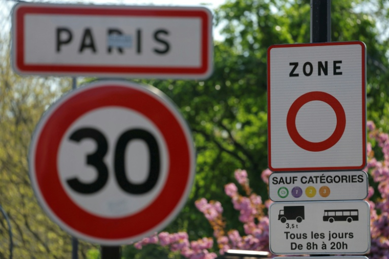 Un panneau signalant une Zone à faible émission (ZFE) à Paris le 5 avril 2026 ( AFP / Thomas SAMSON )