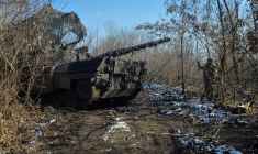 Des militaires de la 5e brigade mécanisée lourde séparée des Forces armées ukrainiennes manœuvrent un char Leopard 1A5
