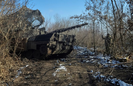 Des militaires de la 5e brigade mécanisée lourde séparée des Forces armées ukrainiennes manœuvrent un char Leopard 1A5