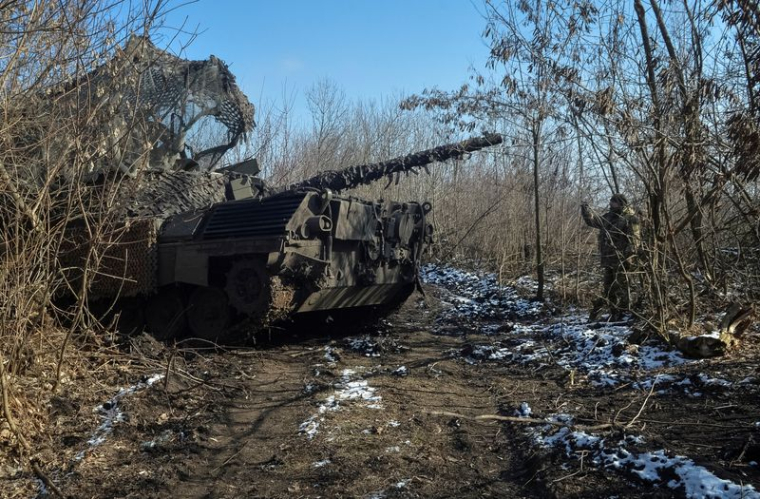 Des militaires de la 5e brigade mécanisée lourde séparée des Forces armées ukrainiennes manœuvrent un char Leopard 1A5