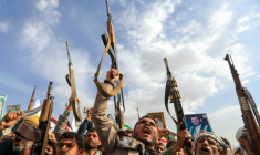 Des partisans des rebelles pro-iraniens Houthis au Yémen manifestent à Sanaa contre les frappes américaines en Iran, le 10 juillet 2026 ( AFP / Mohammed HUWAIS )