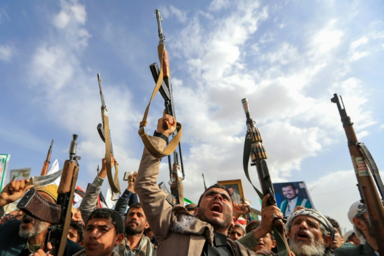 Des partisans des rebelles pro-iraniens Houthis au Yémen manifestent à Sanaa contre les frappes américaines en Iran, le 10 juillet 2026 ( AFP / Mohammed HUWAIS )