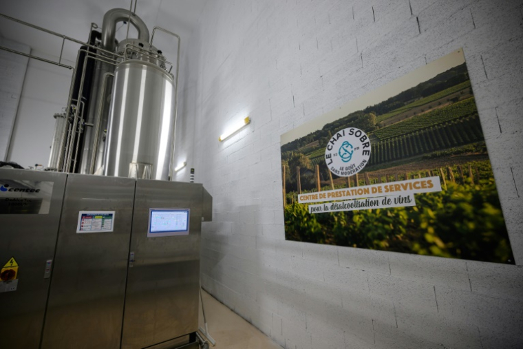 Une unité de désalcoolisation du vin dans le laboratoire du Chai sobre, le 25 juin 2025 à à Vic-Fezensac, dans le Gers  ( AFP / Lionel BONAVENTURE )