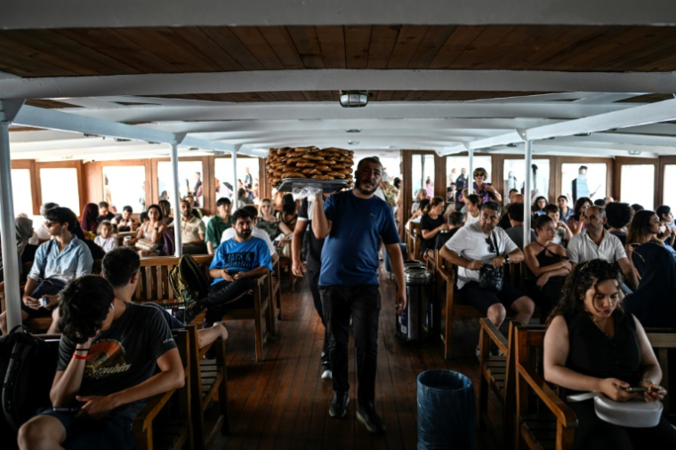Des passagers à bord du ferry Pasabahçe, le 21 août 2025 à Istanbul, en Turquie ( AFP / KEMAL ASLAN )
