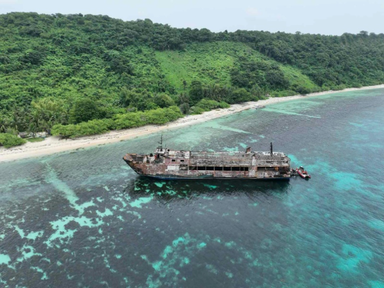 La carcasse calcinée du M/V June Aster, le 11 septembre 2026, au large de Coron, aux Philippines ( Philippine Coast Guard (PCG) / Handout )