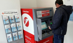 UNICREDIT ENVISAGE DE QUITTER LA RUSSIE