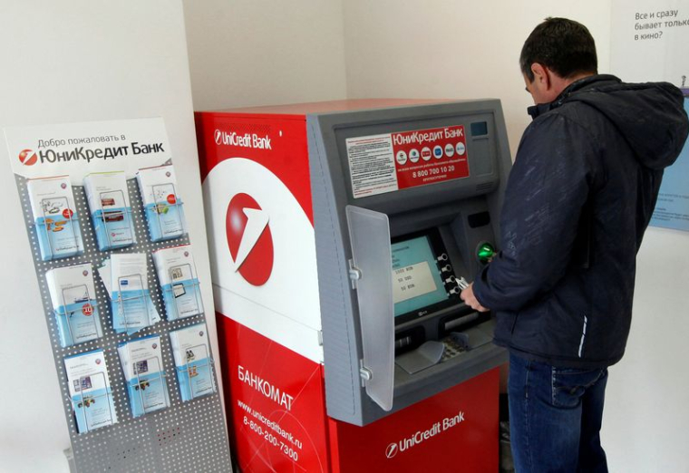 UNICREDIT ENVISAGE DE QUITTER LA RUSSIE