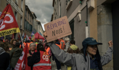 Un rassemblement d'organisations syndicales organisé par la CGT contre les mesures les visant, annoncées par le maire RN de Carcassonne, Christophe Barthes, à la Bourse du Travail de Carcassonne, le 13 mai 2026 dans l'Aude ( AFP / Ed JONES )