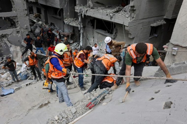Des secouristes palestiniens sur les décombres dans le quartier de Choujaïya à Gaza-ville après une frappe israélienne, le 9 avril 2025 ( AFP / Omar AL-QATTAA )
