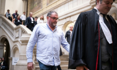 L'ex-anesthésiste Frédéric Péchier (au centre) marche derrière son avocat Me Randall Schwerdorffer, le 8 septembre 2025 à la cour d'assises de Besançon ( AFP / SEBASTIEN BOZON )