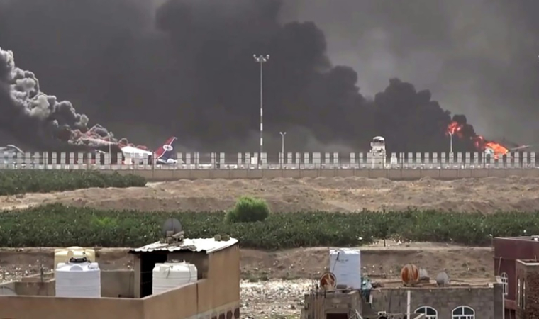 Une photo fournie parl'agence de presse des Houthis le 6 mai 2025 montre de la fumée s'élevant de l'aéroport international de Sanaa, cible de frappe israéliennes ( SABA / - )
