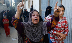 Une femme réagit alors que les Palestiniens assistent aux funérailles de Zakaria Abu Maamar à Khan Younis, dans le sud de Gaza