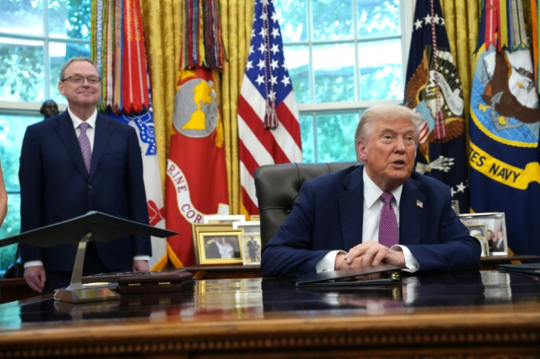 Kevin Hassett et Donald Trump dans le bureau ovale de la Maison Blanche à Washington, le 5 septembre 2025 ( GETTY IMAGES NORTH AMERICA / Kevin Dietsch )