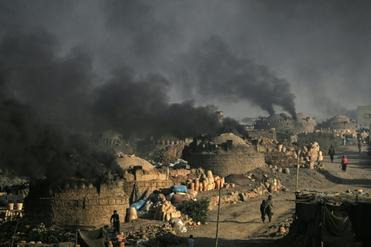 De la fumée s'échappe des fours de potiers à Karachi, le 19 janvier 2026 au Pakistan ( AFP / Asif HASSAN )