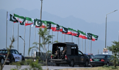 Des drapeaux iraniens et pakistanais le long de la route empruntée par le cortège du président iranien Massoud à son arrivée à Islamabad, le 23 juin 2026 au Pakistan ( AFP / Aamir QURESHI )
