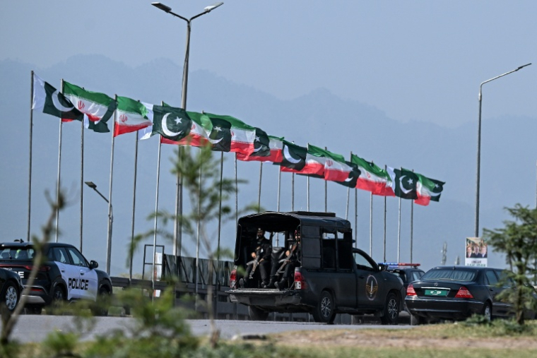 Des drapeaux iraniens et pakistanais le long de la route empruntée par le cortège du président iranien Massoud à son arrivée à Islamabad, le 23 juin 2026 au Pakistan ( AFP / Aamir QURESHI )