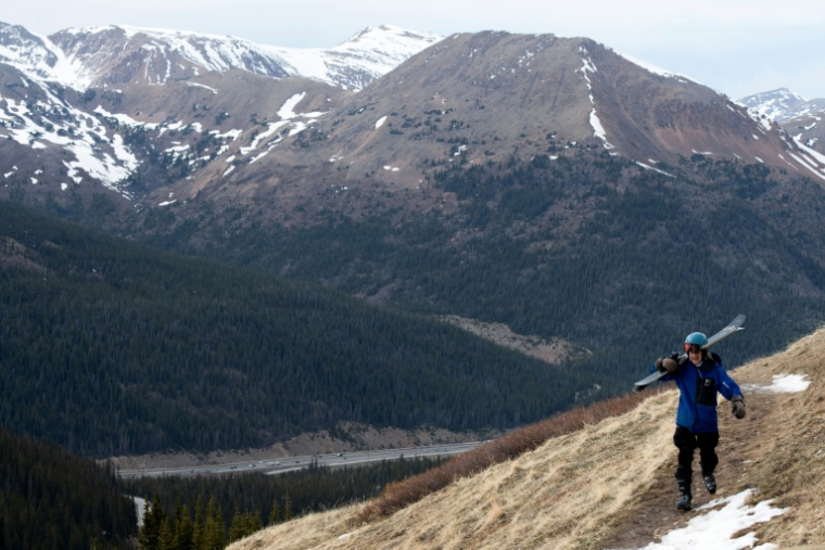 Le skieur Tim Faris à la recherche de neige près du col de Loveland, dans les montagnes du Colorado, le 13 mai 2026 ( AFP / Jason Connolly )