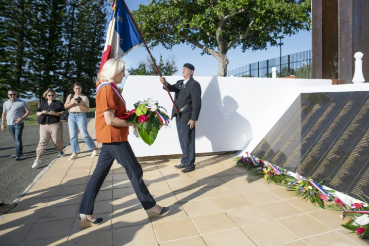 La présidente du groupe parlementaire du RN à l'Assemblée nationale Marine Le Pen dépose une gerbe devant la Croix de Lorraine à Nouméa, dans la collectivité d'outre-mer de Nouvelle-Calédonie, le 28 mai 2025 ( AFP / Delphine MAYEUR )