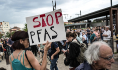 Des manifestants protestent contre l'utilisation nationale et internationale des substances perfluoroalkylées et polyfluoroalkylées (PFAS), à Oullins le 26 mai 2024.  ( AFP / JEAN-PHILIPPE KSIAZEK )