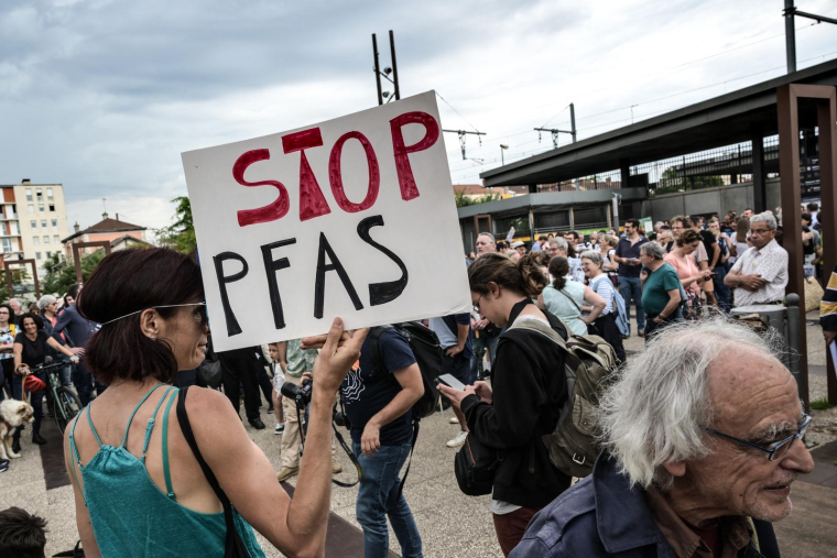Des manifestants protestent contre l'utilisation nationale et internationale des substances perfluoroalkylées et polyfluoroalkylées (PFAS), à Oullins le 26 mai 2024.  ( AFP / JEAN-PHILIPPE KSIAZEK )