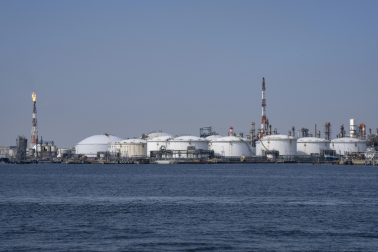 Des réservoirs de stockage dans une raffinerie de pétrole à Kawasaki, dans la préfecture de Kanagawa, le 17 mars 2026 au Japon ( AFP / Yuichi YAMAZAKI )